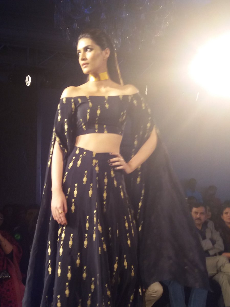 kritisteam's tweet photo. @kritisanon at #BPFT2016 last night https://t.co/DgMwpWIW5D