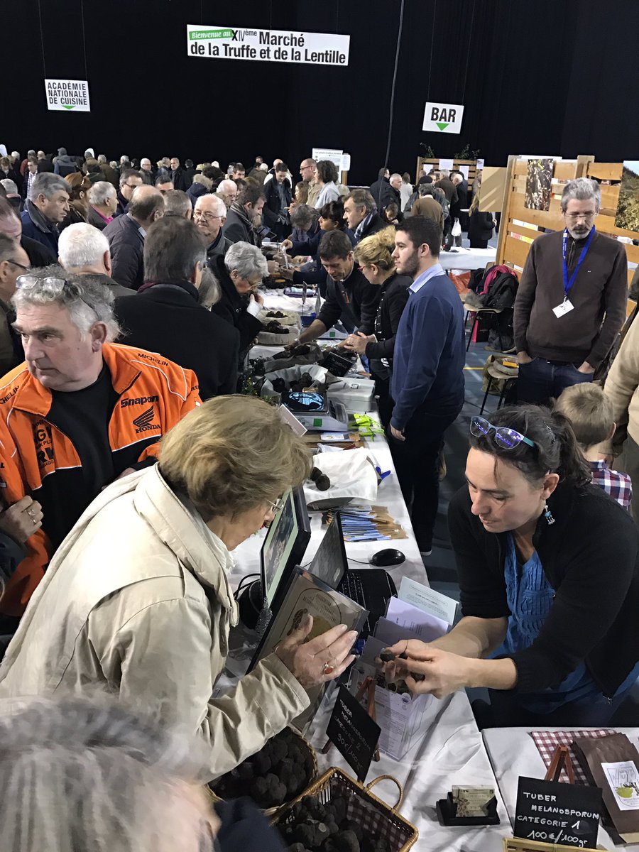 Marché de la truffe et de la lentille à Issoudun, l'excellence de nos terroirs. #gastronomie