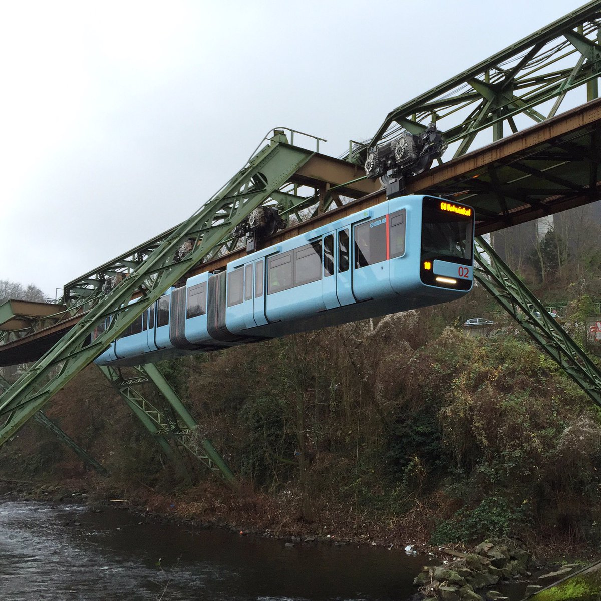 Da fährt er, einer der neuen Wagen der Schwebebahn! ❤️ #wuppertal #schwebebahn