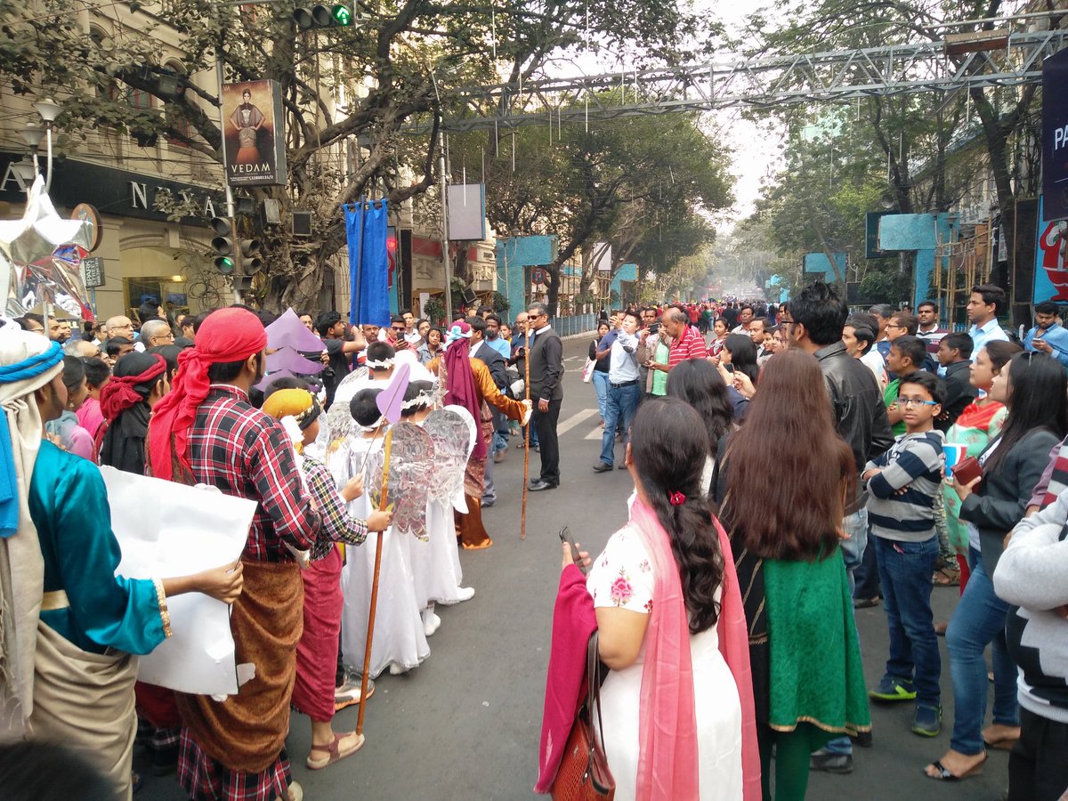 KolChristmas's tweet photo. 500+ children of Kolkata spread the message of peace and hope from the Kolkata Christmas Pageant here on Park Street. #KCF2016 https://t.co/d0lweSCis9