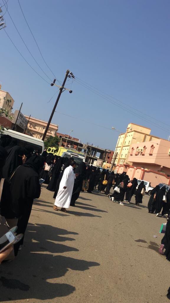 x_QUNFUDAH's tweet photo. #مدني_القنفذة يخلي كلية البنات بسبب تماس كهربائي 
#حريق_كليه_البنات_القنفذه #كلية_القنفذة_تحترق
#القنفذة https://t.co/N8OWLszahf