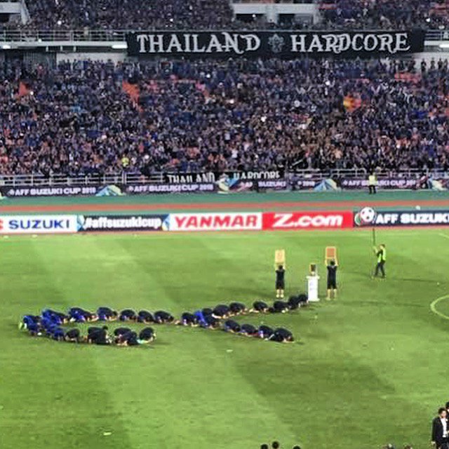 liliMUBP's tweet photo. ช็อตนี้ทำน้ำตาไหลเลย กลั้นมาตั้งนาน ทั้งความดีใจความคิดถึงปนกันไปหมด บอกไม่ถูก #AFFCup2016 #AFFSuzukiCup #บอลไทย https://t.co/TDWalSQrw9