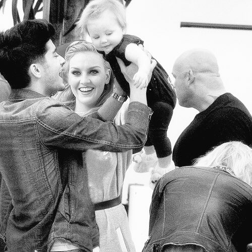 Badboii_Zayn's tweet photo. The Malik family 💜✨ https://t.co/HSvm6B8E3w