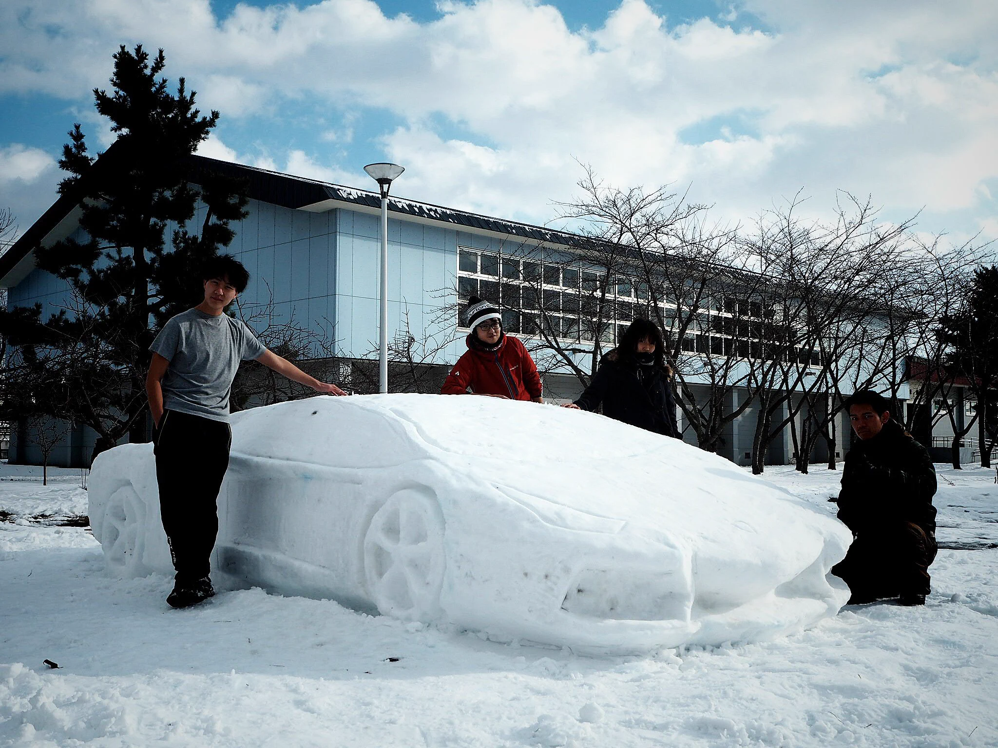 もうそのまま雪まつり出なよｗランボルギーニの雪像を作った大学生ｗｗｗ
