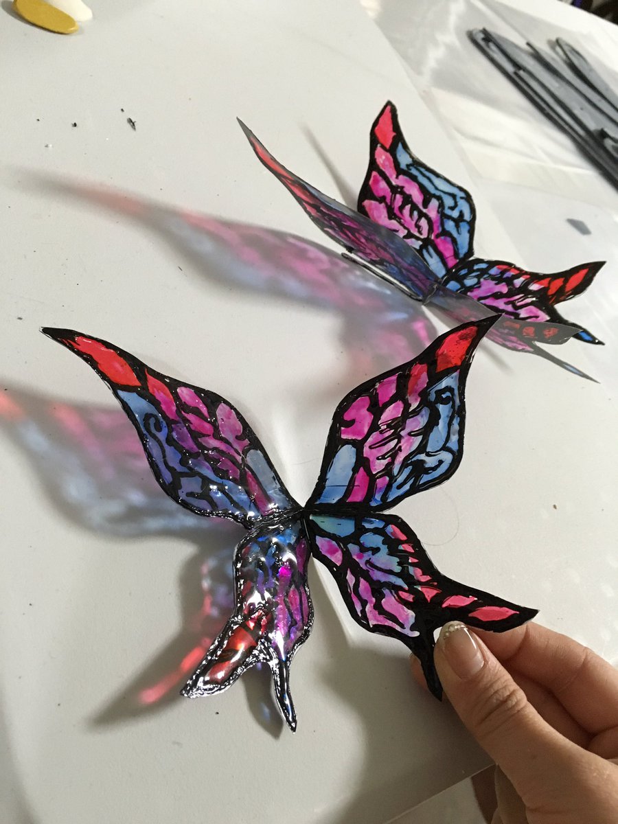 みづき創作 今宵聖夜を頂きたく A Twitter あと今回楽しかったのが蝶作り チューリップってゆうペンがあって プラバンに模様を描いて 乾いたらクリアカラーで色塗り チューリップは高さも多少盛れるのでそこにレジンを流して硬化 ソフトなレジンがオススメかな