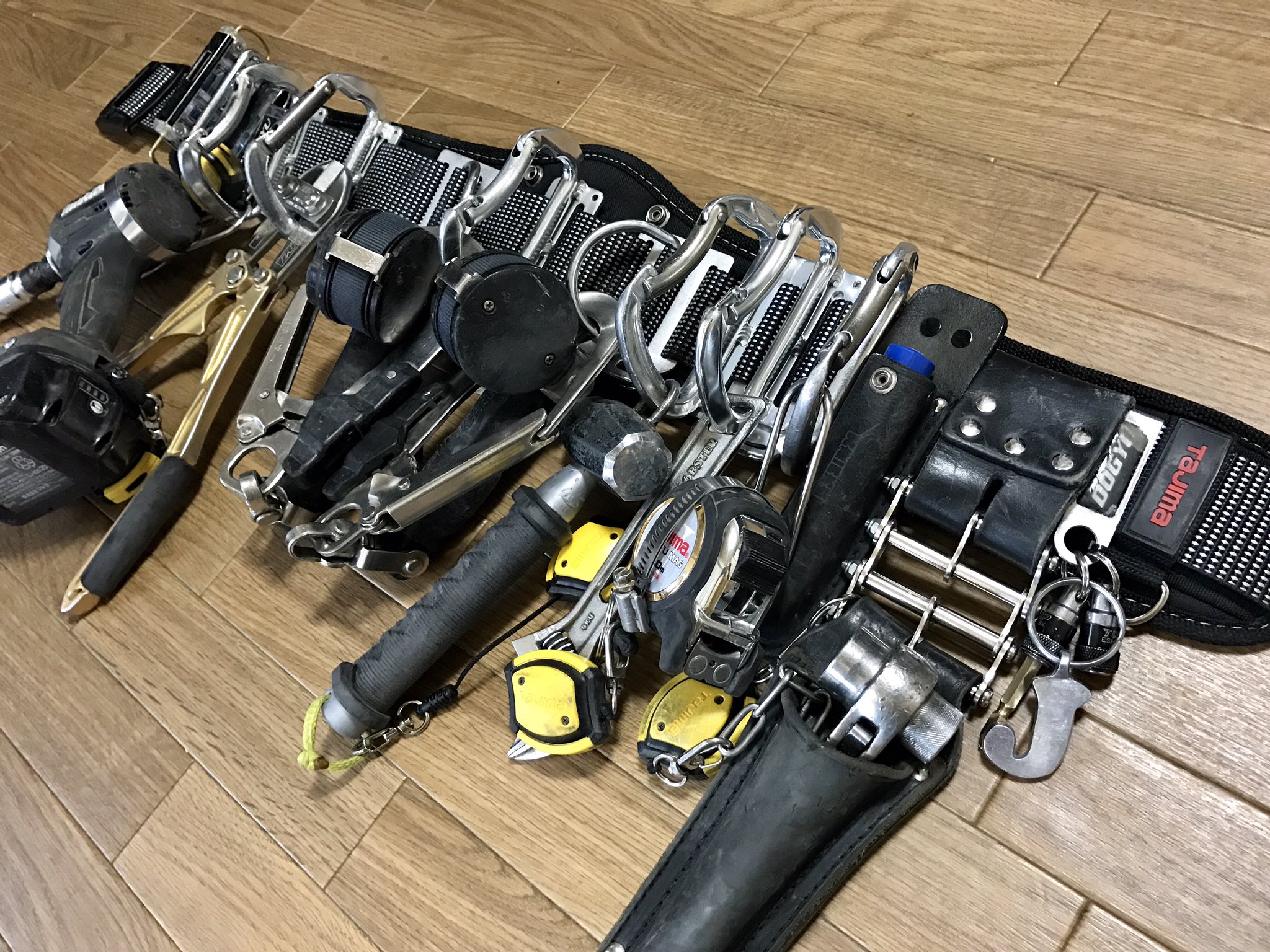 中村勝文 Sur Twitter 今回はダブルのカラビナにシングルを合体させてトリプルに組みました 一つの工具に対して一つのカラビナ そうする事によって道具同士が重なり合いを防ぎ 工具の取りづらさを解消してます いかに使いやすく 素早く工具の脱着が出来るか