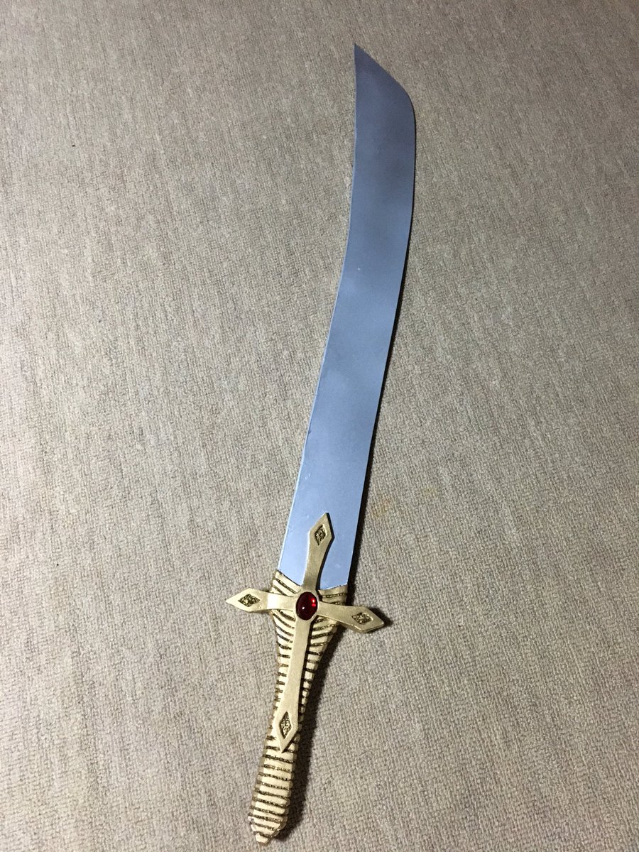御伽クロ リルカ様武器完成 今回もギャクヨガさん Gyakuyoga のサイトを参考にさせて頂きました 柄の素材はコスファクさん Kosupurefactory のコスプレボードで下地は造形ベース 実は剣を作るの初めてw コスプレボード 造形 T Co