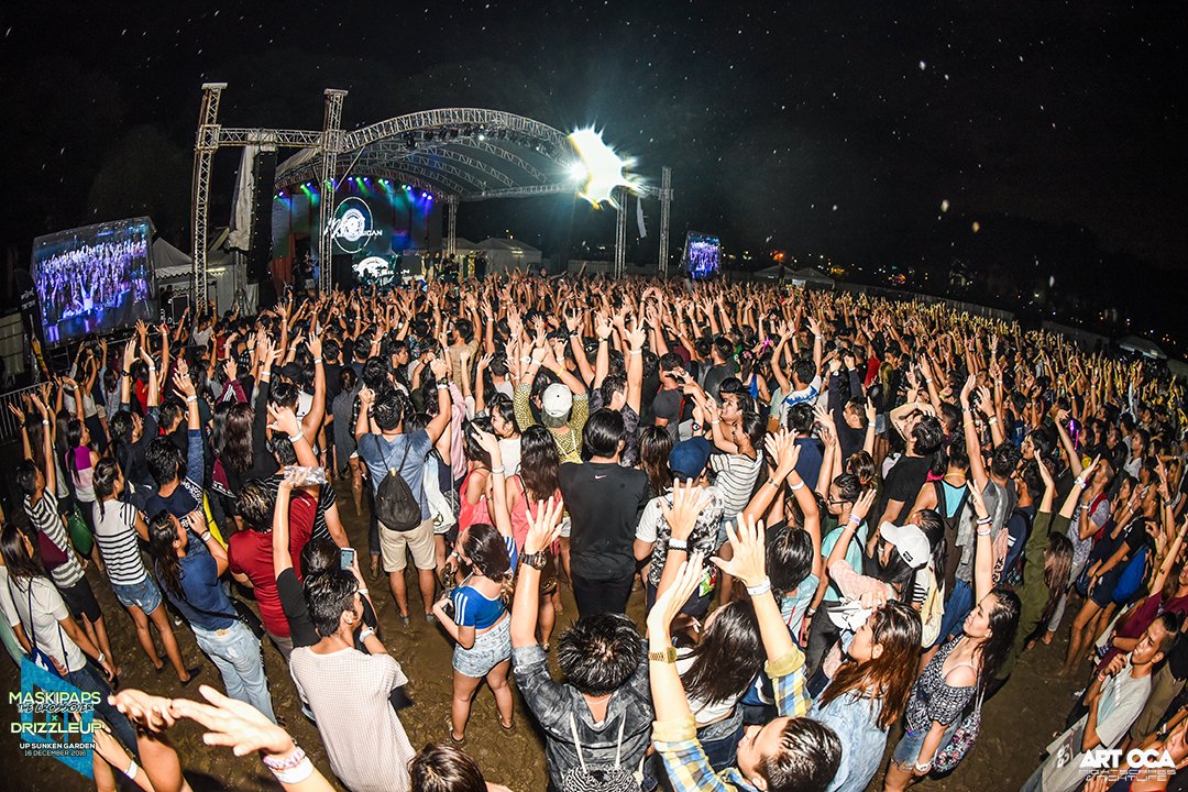 art_oca's tweet photo. The crowd at @maskicrossover x #DrizzleUP @HydroManila last Sat at #UPDiliman #SunkenGarden after the #LanternParade216. #Maskipaps2016 https://t.co/ZhWZdAbOOe