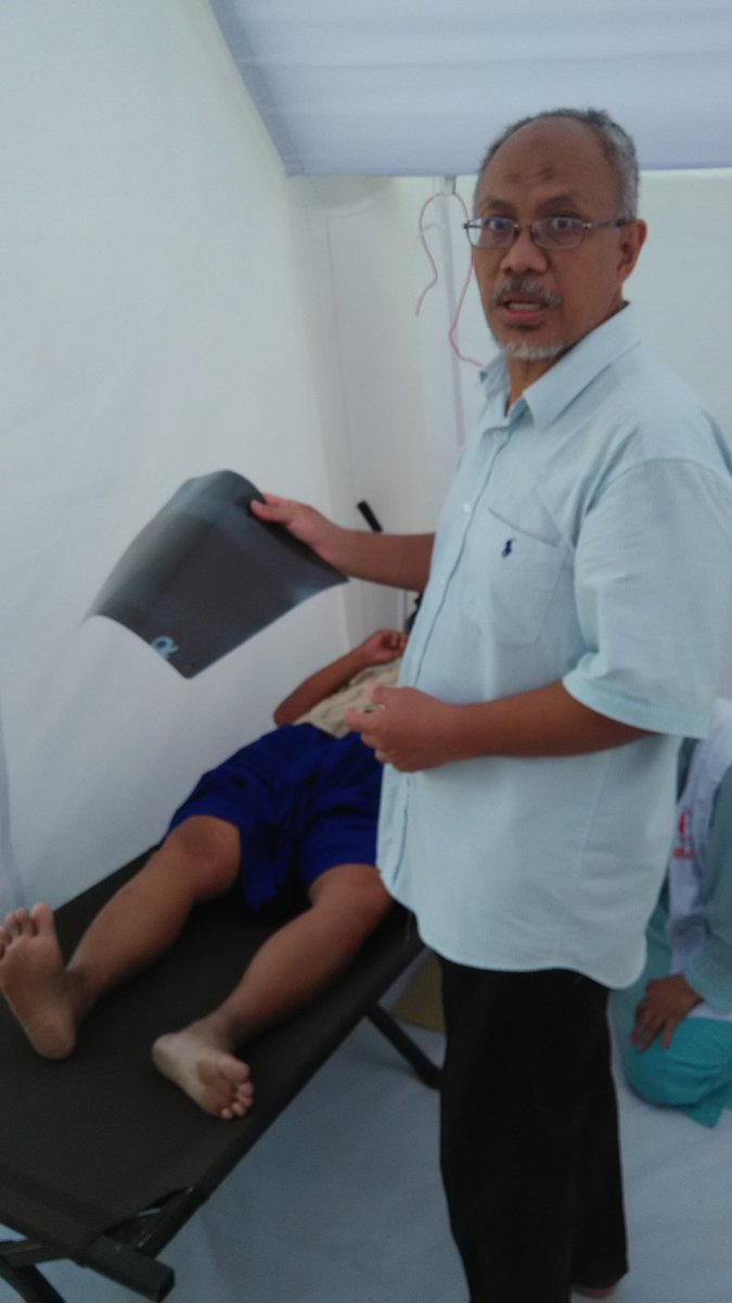 DPN_BSMI's tweet photo. Ketua MPA BSMI, dr. Basuki Supartono, menyuntik injeksi intra-artikuler sendi lutut pada pasien dengan penyakit sendi lutut #BSMIPeduliAceh https://t.co/UEySMTMcOt