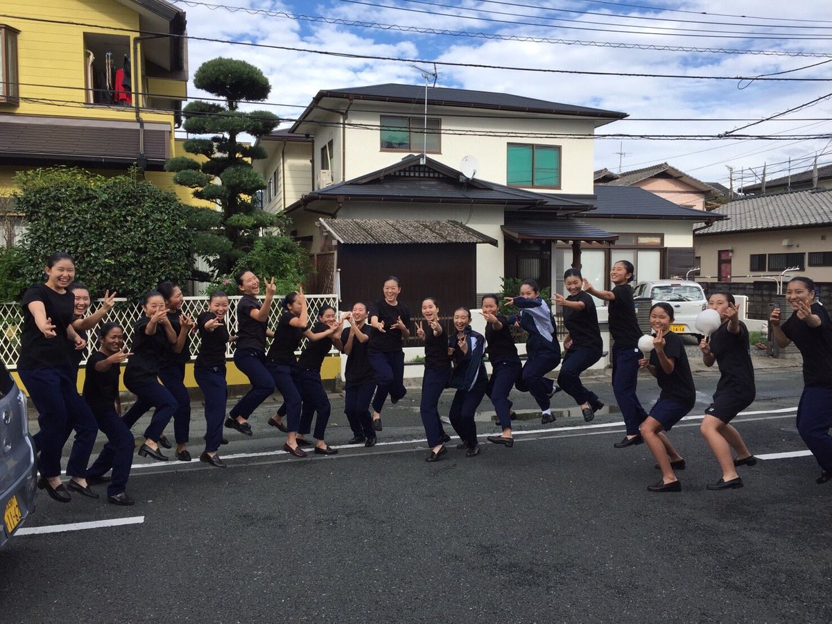 natsu_pini's tweet photo. 明日の昼休みに売店前で校内発表を行います！
曲は２１日水曜日の県大会で披露する「彩」です。
締め太鼓、胴長、大太鼓すべての太鼓に見せ場があるとてもかっこいい曲です！！
ぜひ見に来てください☺️✨

昼休み！！売店前！！
窓からでもいいのでお願いします🙇✨ https://t.co/yEcCbuxu6N