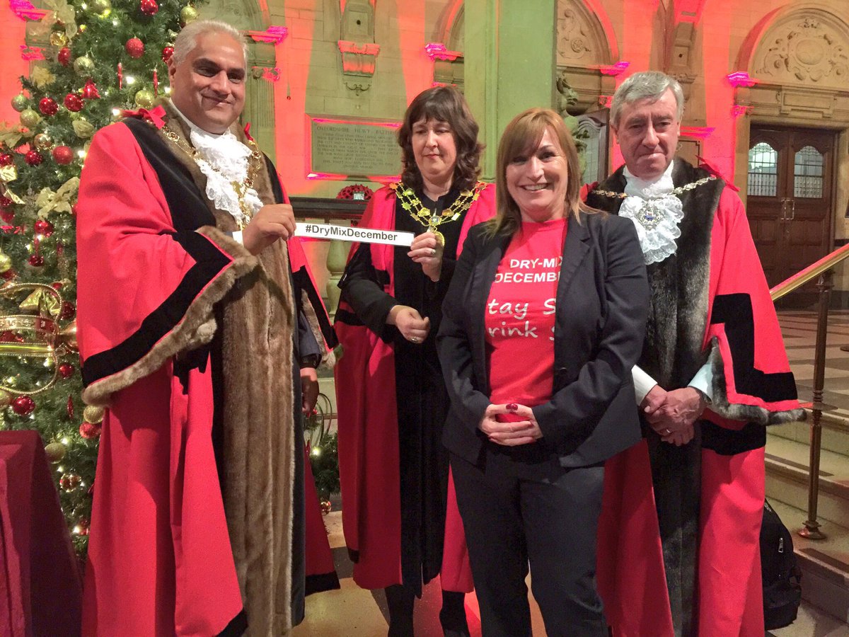 MYOX4's tweet photo. Join the many @OxfordCity @OxfordshireCC supporting #drymixdecember Intend to drink #alcohol this #xmas? #drinksafer alternate with water https://t.co/lnpTaZqti9