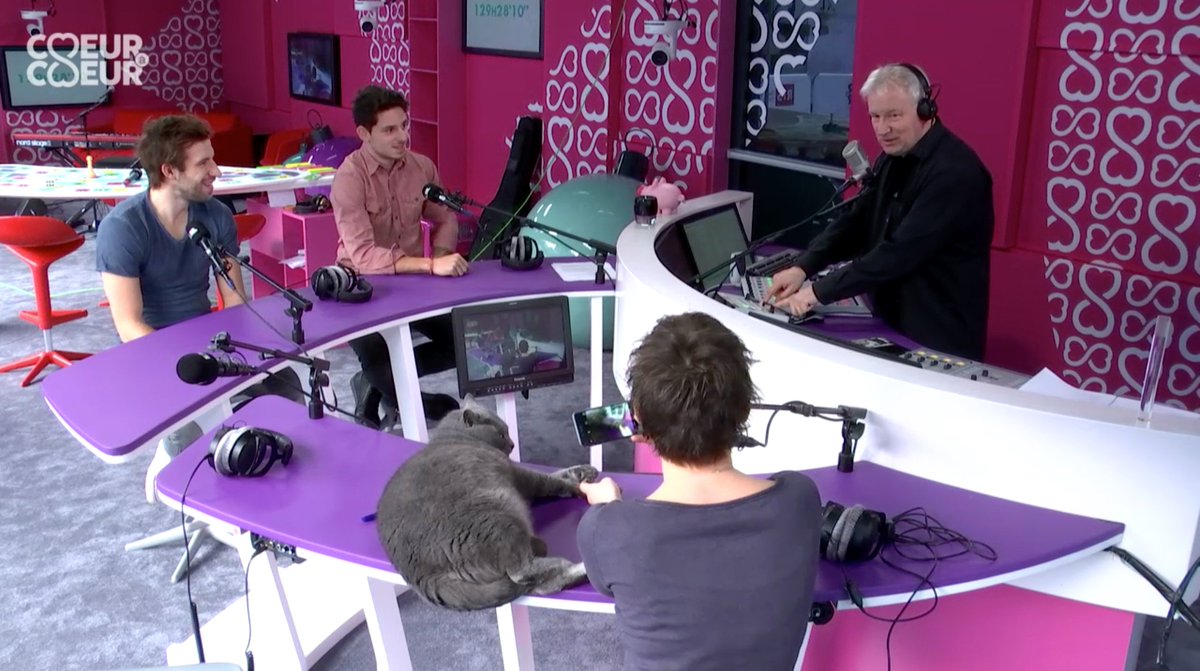 Didier le 😻 prend la pose pour Sylvie Bourban, dans le studio #coeurRTS avec <a href="/Lefou55/">Romain Loeffel</a> et <a href="/Noah2718/">Noah Silverman</a>
Le LIVE ➡️ ow.ly/8CYs307elDP