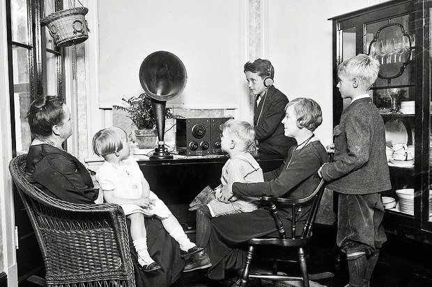 NormanJayMBE's tweet image. Yes folks don't forget to gather round your wireless TONITE between 7-9pm for my special XMAS JOLLIES show @sohoradio pls RT #sohoradio #ktf