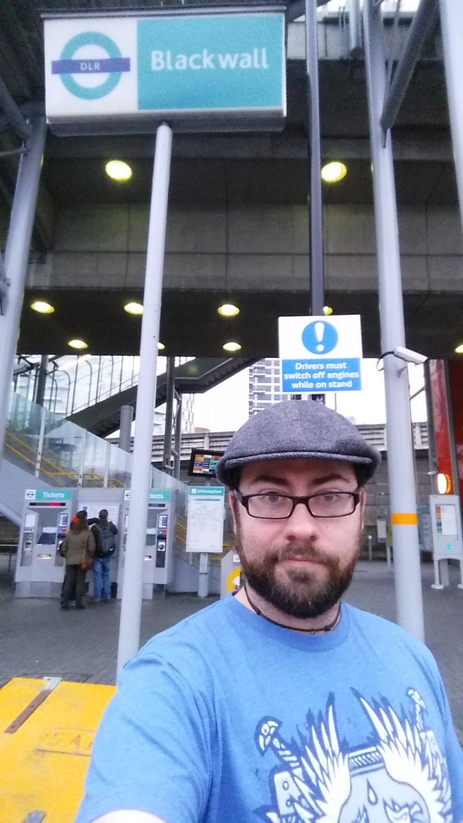 Playswithswords's tweet photo. Thought I would make a stop and rep the Wardens while in London #dragonage #greywardens #stillbelieveinBlackwall #bioware #needselfiestick https://t.co/MphBid9c1z