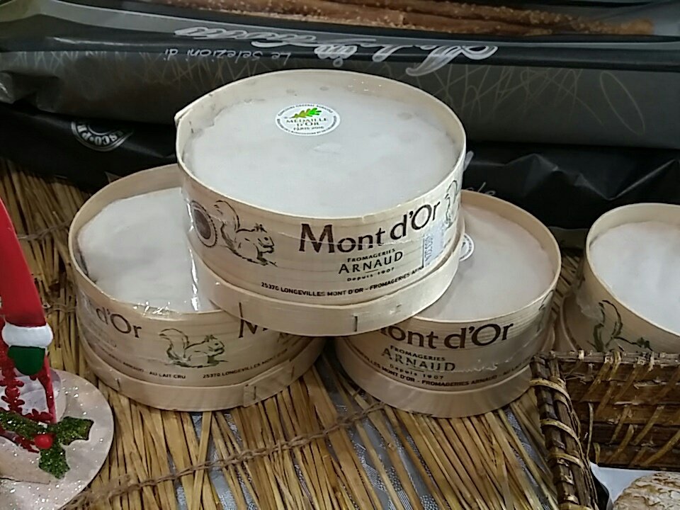 FromagerieAstor's tweet photo. Pensez à l'irrésistible Mont d'Or #cannes #CotedAzurNow #forville #montdor #fromage #канны @marcheforville @absoluteboat @localguides https://t.co/GM68idY620