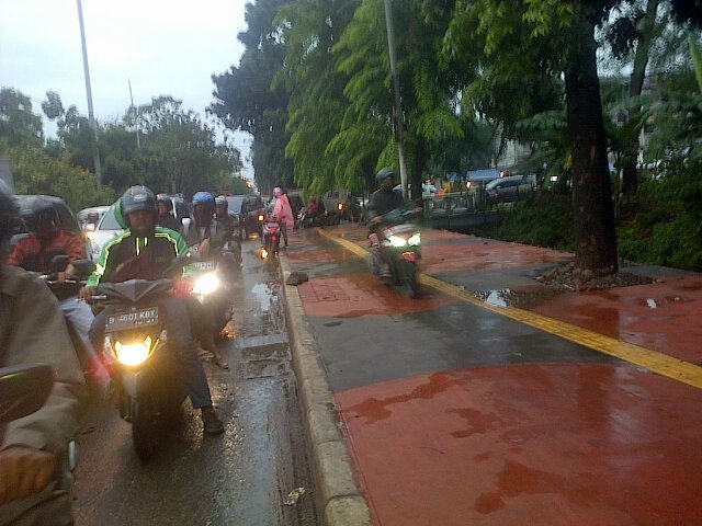 18.32:RT <a href="/AnangFebry3/">Febry3</a>: Di jl Buaran arah Jatinegara,yg lain lwt di jlnya, pegendara nakal dgn santainya lwt trotoar.