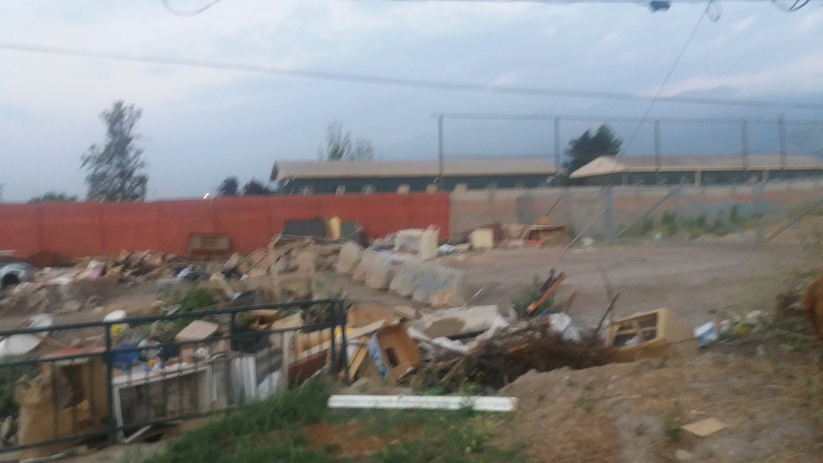YoCastros's tweet photo. @mpuentealto @germancodina #PuenteAlto Ya se transformó en costumbre el botar basura en Ejército Libertador con Troncal Sn Fco. https://t.co/14ZfI9TSNd