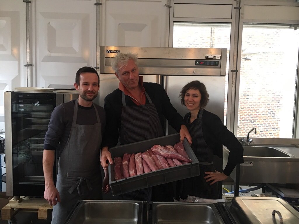 Cr7 mag dan wel een hattrick gescoord hebben. Koken voor De Warmste Tafel kan hij allicht niet. Rick De Leeuw wel. #mfl16 Sint-Truiden