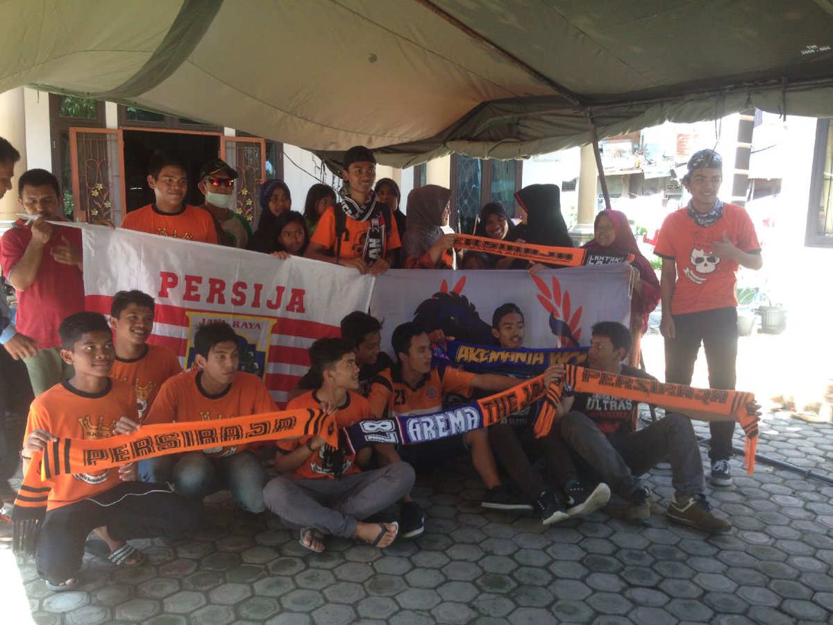 Atjeh_1928's tweet photo. Penyerahan bantuan donasi PIJAY the jak aceh. Aremania aceh. Skull mania. Semoga bermanfaat. Terimakasih JAK #PeduliAceh cc @iloveaceh https://t.co/bq0Ovos4ES