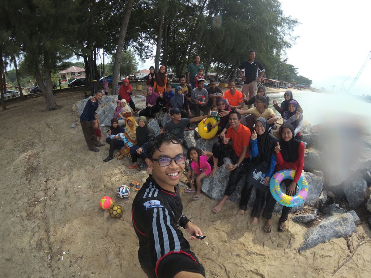 akuwaitkau's tweet photo. Family day  😍 meskipun ak tak sihad  , orangg mandi ak duduk tepi  . ade hikmahnya  😌 juga tak semua ade ia tetap kenangan. 😉 https://t.co/N1qffUfODg
