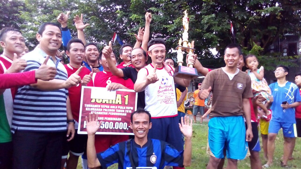 andyjp9's tweet image. Tim Rw 10 juara 1 Piala FKPM palebon,yg diadakan Oleh ketua FKPM Palebon Bpk Rahmulyo hadi wibowo, dihadiri Oleh Walikota smrg Bpk Hendi
