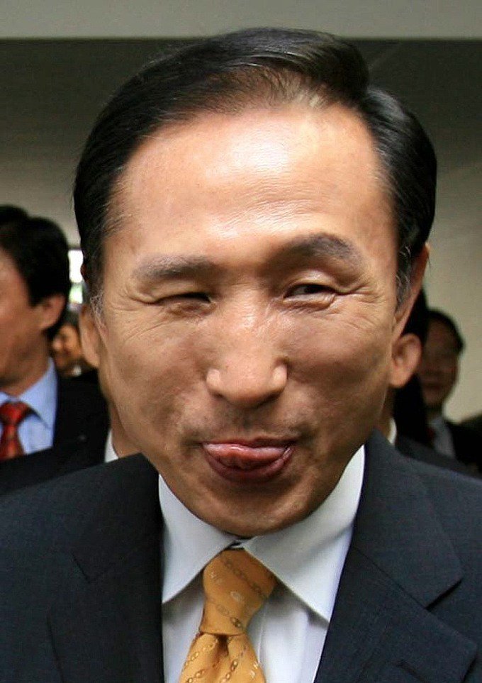 MB, 박 대통령 '탄핵사유 부인'에 "국민이 다 안다"
연평도 포격때 청와대 벙커에서 오줌싸던 인간 아니냐
은혜를 원수로 갚는 게스키
4대강,자원비리로 감방에 갈넘을 구해줬더니 오늘 배은망덕.
친이개와 똑 같다
이넘이 니 문재인 정권 잡으면 디진다