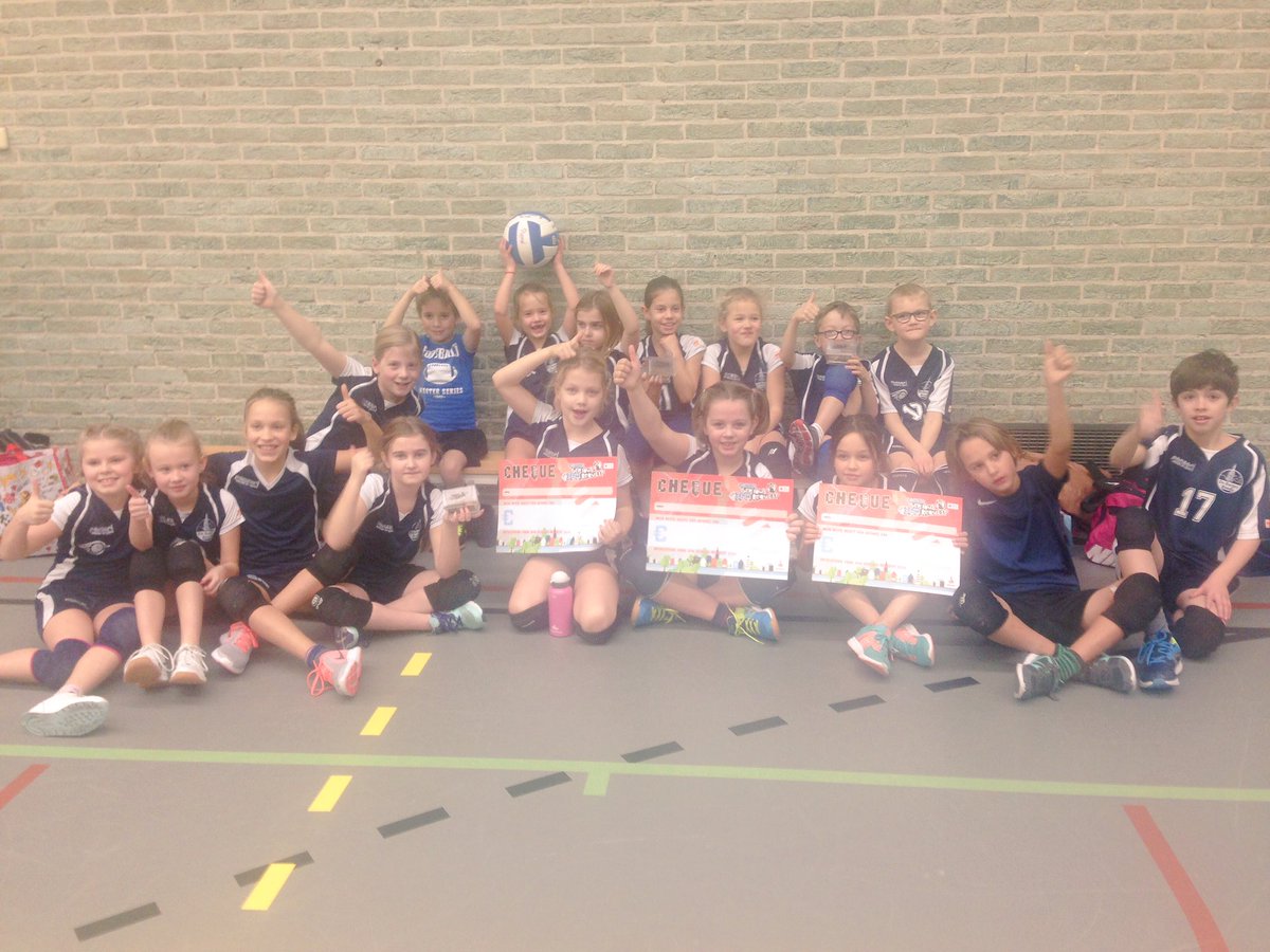 Vanessadhooghe's tweet photo. Deze cmv-volleyballertjes @deburgst  hebben vandaag m.b.v. de glazen huis spaarpotjes @rabo_breda €86,95 opgehaald voor @3FM_SRQ! Toppertjes https://t.co/U6z6hJ9TsT