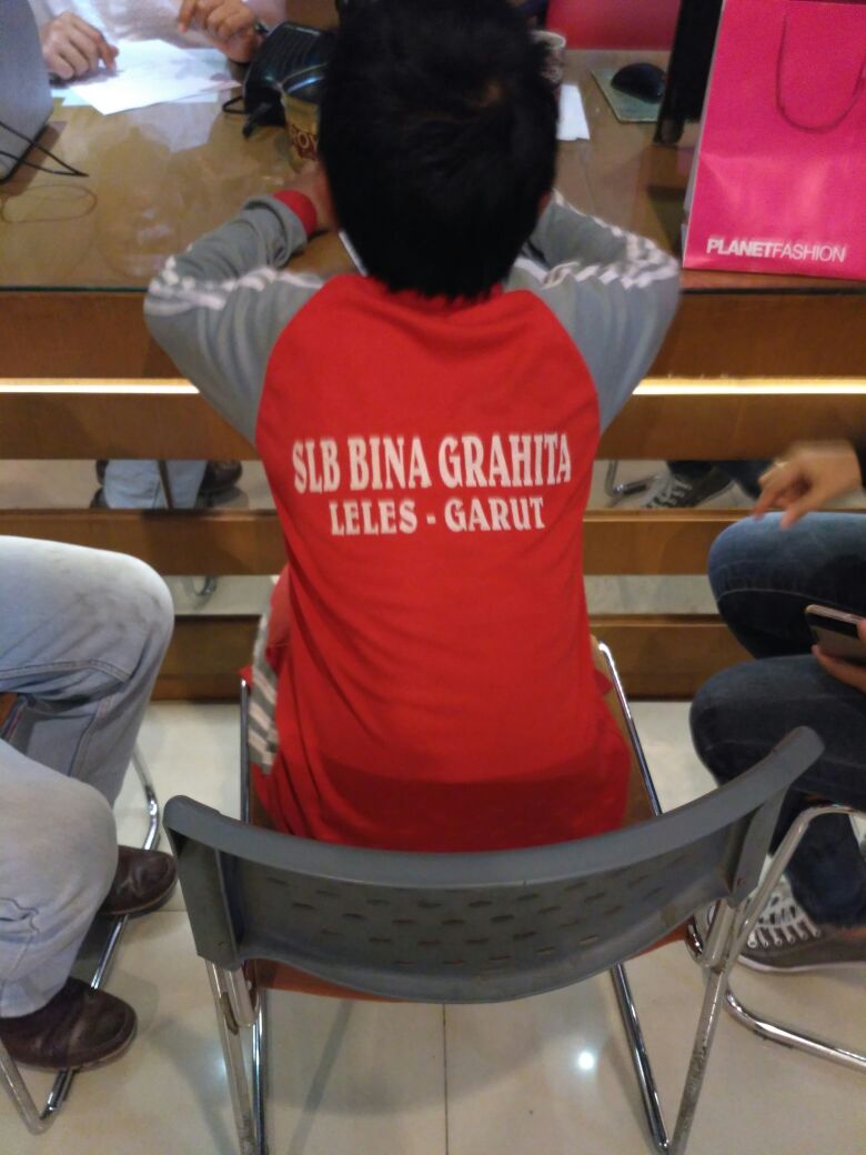 Telah ditemukan anak laki2 di sekitar alun2 cimahi. umur -/+ 10 Thn. Bagi keluarga yg merasa kehilangan agar konfirmasi ke polres cimahi.