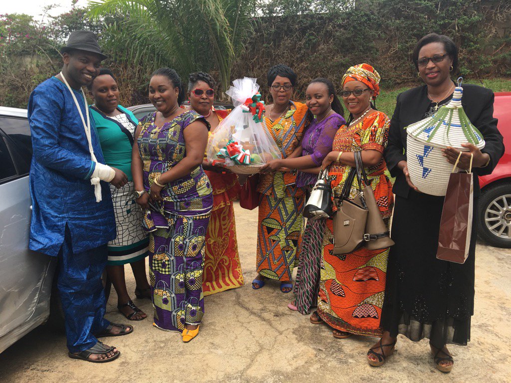 Des membres de la Ligue des femmes du <a href="/CnddFdd/">CNDD-FDD</a> sont venues me consoler après l'attentat du 28 novembre 2016. #Burundi