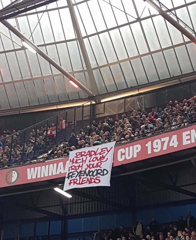 AwayDays_'s tweet photo. Touch of class by the Feyenoord fans here. 👏🏼 https://t.co/VnDAz3V1R8