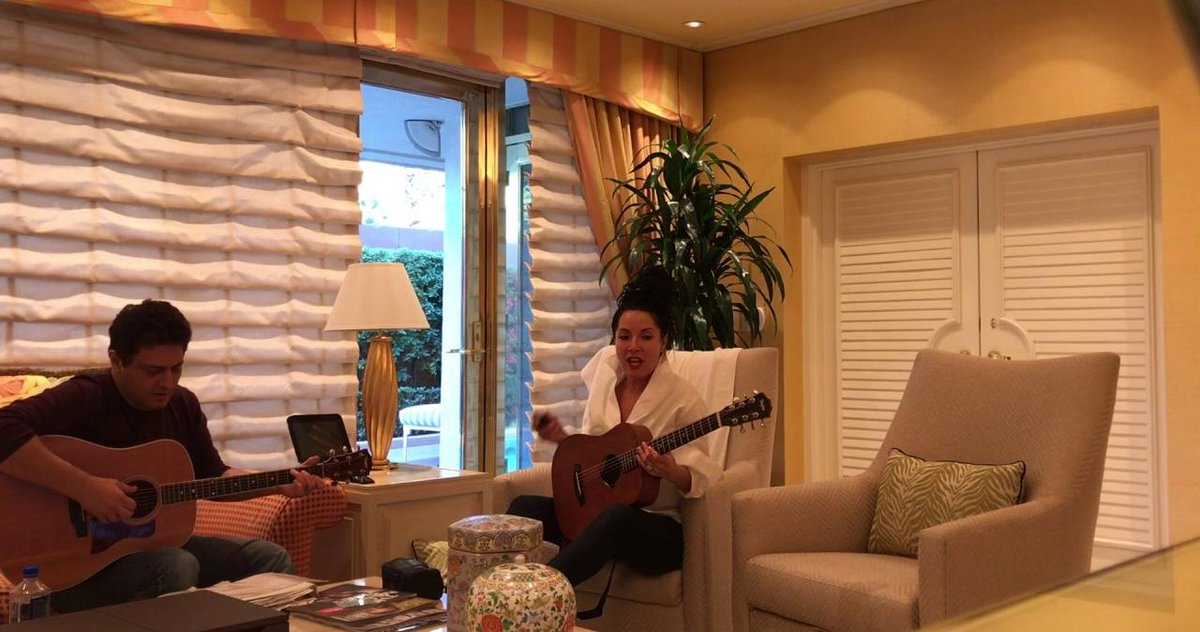 Check out this exclusive original song "This Holiday Night" by Margo Rey! #Rontourage #contest - sot.ag/5HmsH
