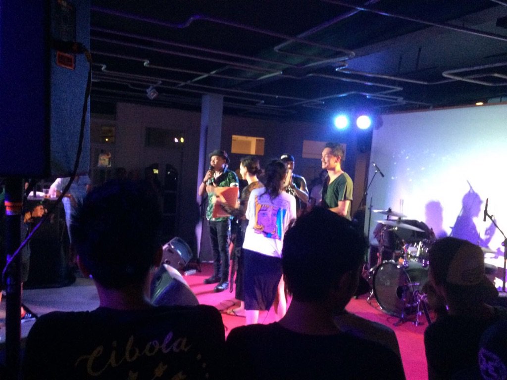dialogdinihari's tweet photo. Zio @broziooizorb mewakili kami untuk penyerahan lelang album Tentang Rumahku di acara #UnityforAceh di rumah sanur https://t.co/cdkMGh04GF