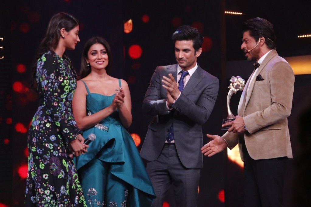 Выступить на премии. Эмма уотсон на премии awards. Бейонсе и джей зи на сцене. Адель бейонсе грэмми. Выступить на премии.