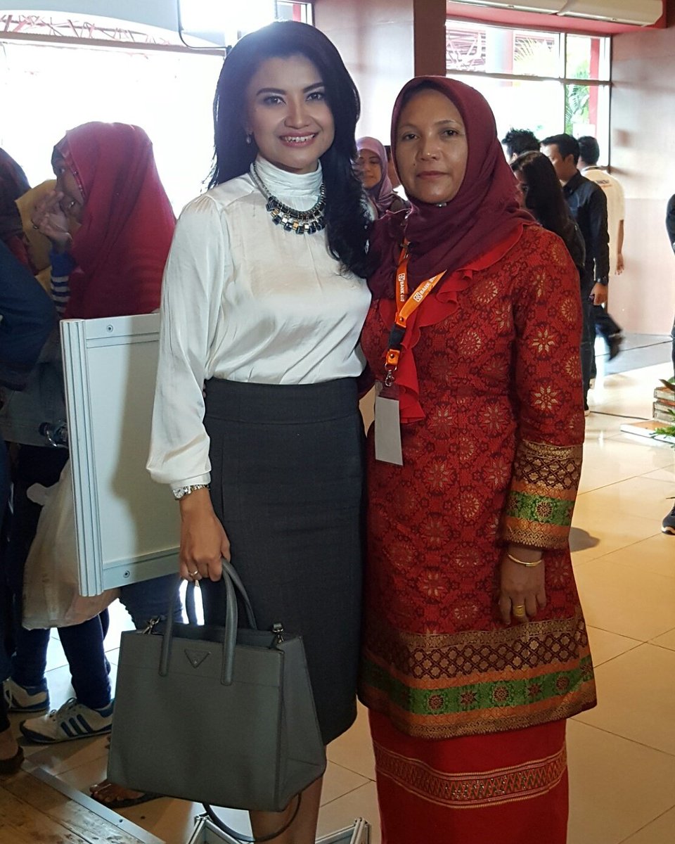 Tina_Talisa's tweet photo. Bu Rahmah asal Takengon, Aceh ini perempuan hebat! Lulusan SMA yg jd eksportir kopi gayo ke AS, Eropa dll dgn omzet Rp 20 M/tahun 💪💪👏👏🖒🖒 https://t.co/i5uL3PxXns