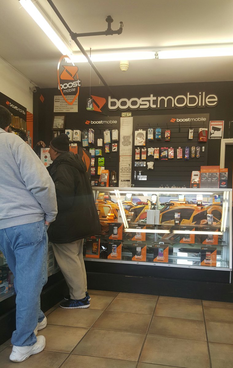 Jesse_Chauca's tweet photo. #SideSelling w/ Williams Supporting Value @WorldOfWireless #WhereYouAt #TeamCernadasNYC #BoostOwnsDecember @JonHorovitz1 @SPG_NYC https://t.co/JRU5JD0whP