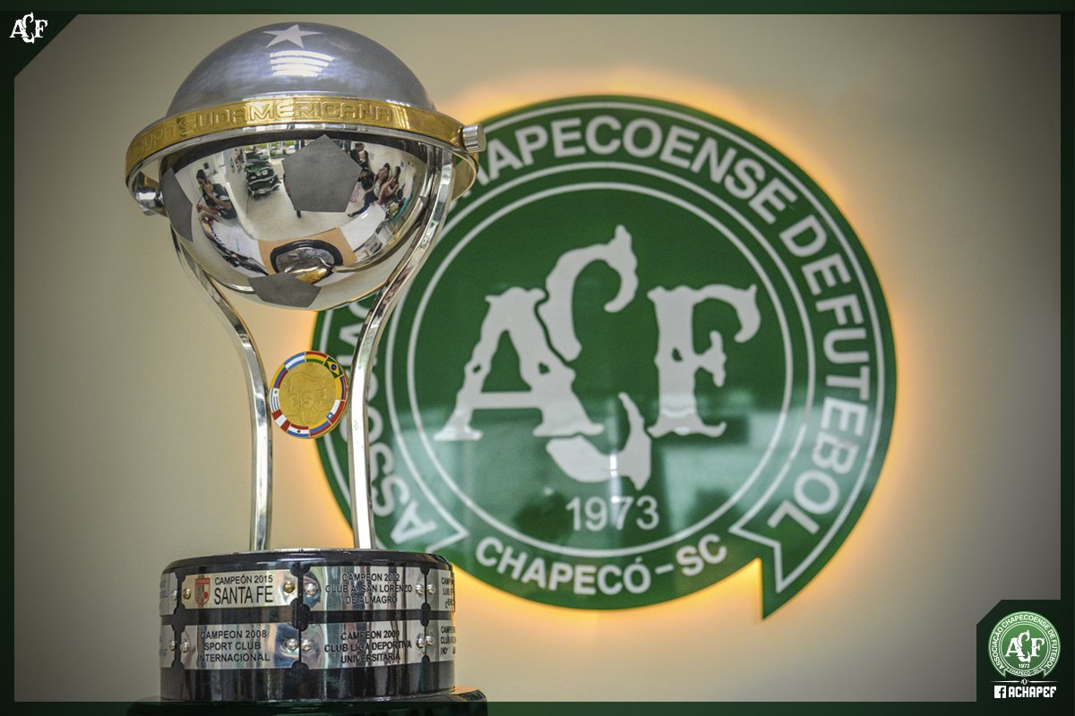 ChapecoenseReal's tweet image. Obrigado, @nacionaloficial. Essa é a mais justa homenagem aos nossos guerreiros. Chapecoense campeã da Sul-Americana 2016.
#ForçaChape