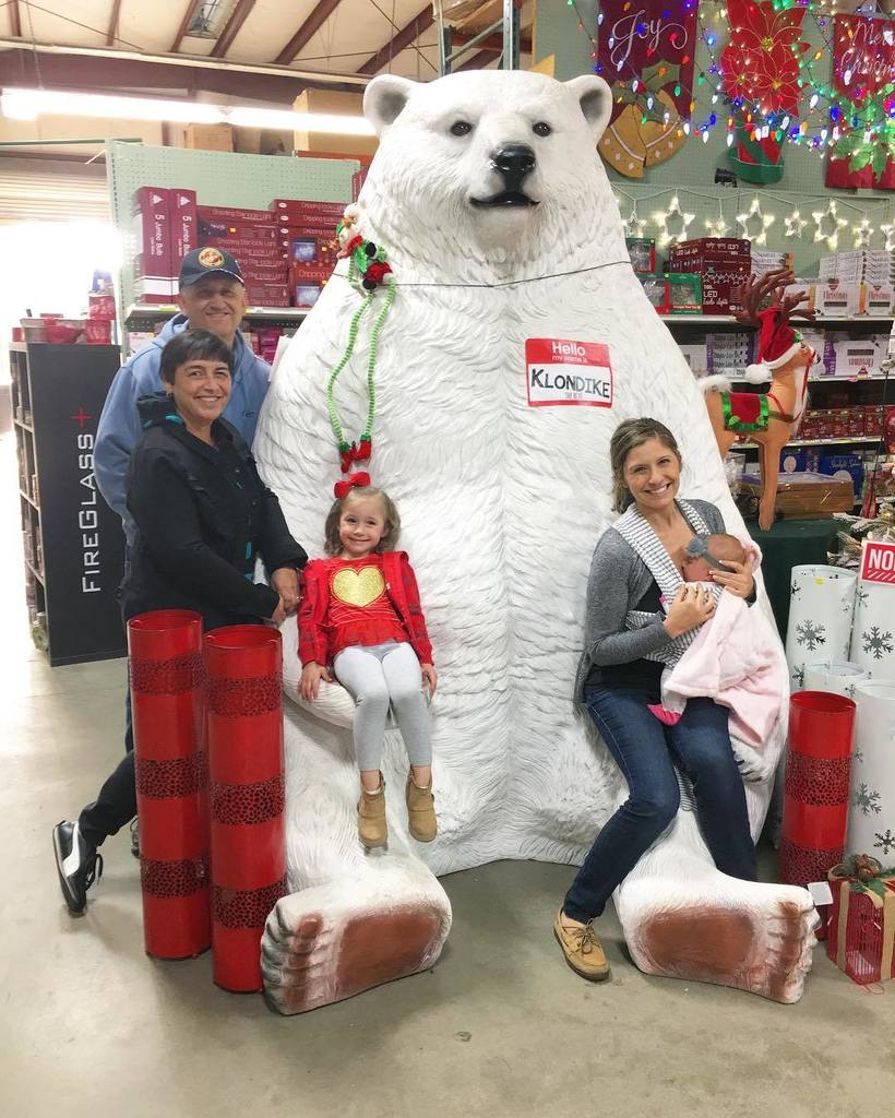 RochelleVeturis's tweet photo. This bear is too fun 😜🐻 #ChristmasTreeShopping #Beargram #TheMostWonderfulTimeOfTheYear https://t.co/bhwpkV7xTZ https://t.co/pzow0VIS7g