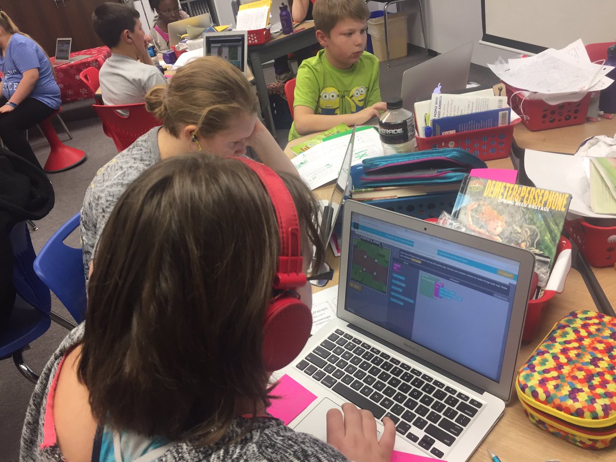 dmloughren's tweet image. Working hard on Code in Ms Bormann&apos;s class #CodeIowa #HourofCode @dsperf @B_Berns @OelweinHuskies @teacherjkelly