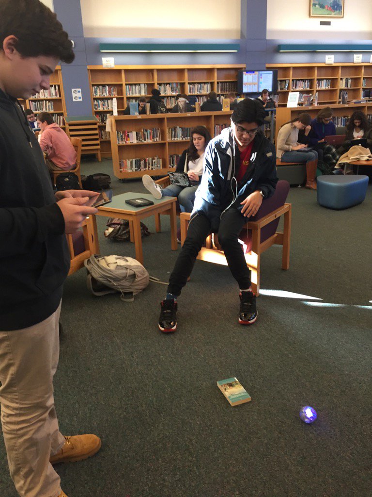 jwilson_HW's tweet image. @HWTechHelpDesk Ss coding with #sphero #HourofCode #edtechfun #HWcodes