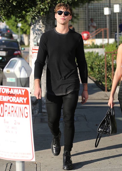 ashtonslibrary's tweet image. 