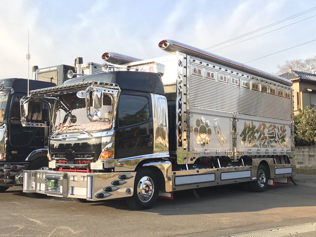 ゆーーーき 先日は千葉まで超有名なトラックを見に行ってきました いつ見ても綺麗でカッコイイ名車ばかりでした デコトラ アートトラック 椎名急送 由加丸 美加丸 T Co Yfkyzrupnl Twitter