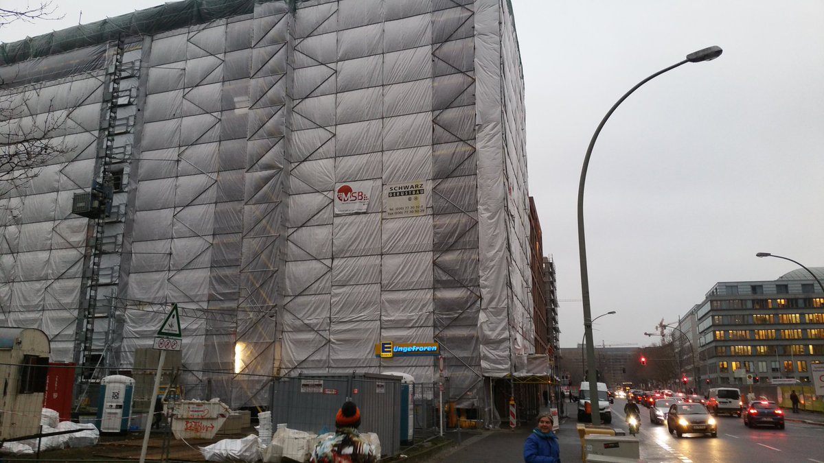 Künstlerische Krise?? Nach dem #wrapped Reichstag übernimmt #Christo nun auch kleinere Aufträge in <a href="/berlin/">Berlin</a> .