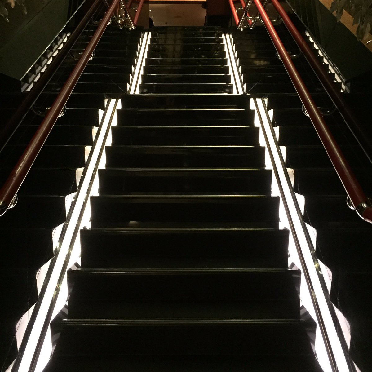 atlanticintdes's tweet photo. Stunning #stairs leading to our lunch today #drama #lighting #interiors #interiordesign #luxuryinteriors #design #luxury #inspiration https://t.co/hcLVR1vCFV