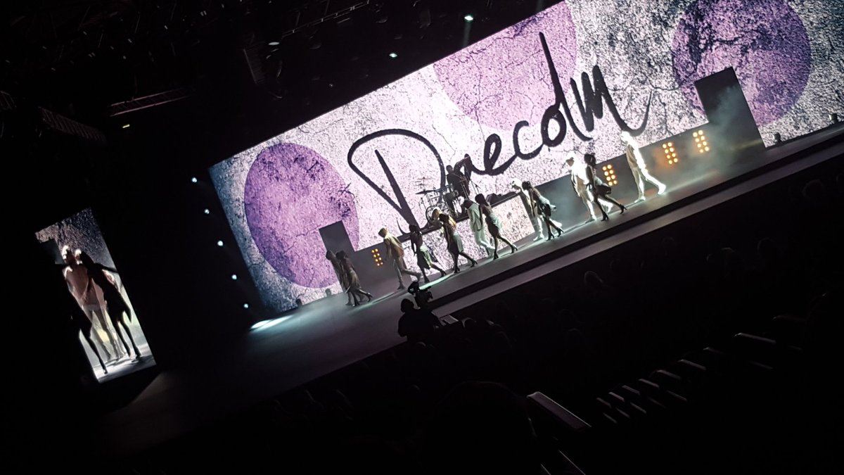 deathndcomp's tweet photo. The clothes show was amazing 💕 @mellymclaren0 @awesomenessmeli @vanesavall17 https://t.co/nIIPAvpPGN