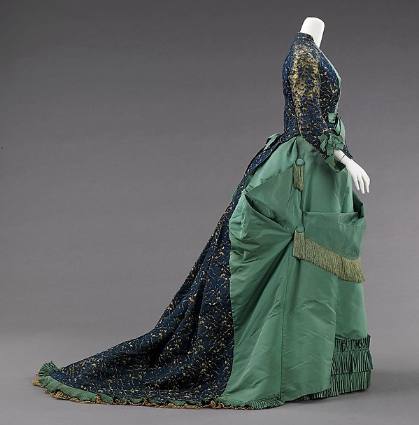 whatgrandmawore's tweet image. Oh to turn up to the Christmas Party in this casual @metmuseum Charles Frederick Worth gown.. the printed silk almost reminds one of scales!