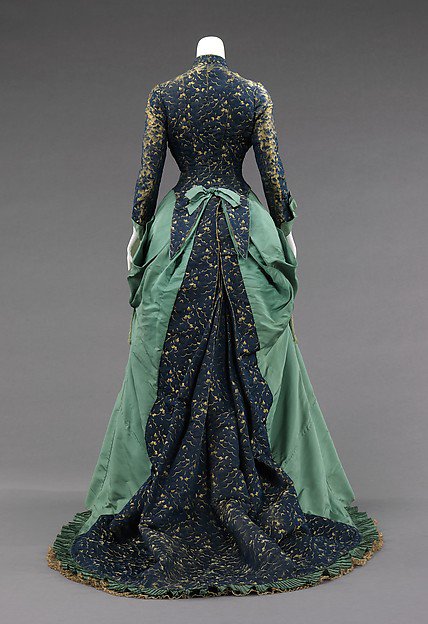 whatgrandmawore's tweet image. Oh to turn up to the Christmas Party in this casual @metmuseum Charles Frederick Worth gown.. the printed silk almost reminds one of scales!