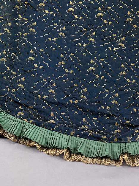 whatgrandmawore's tweet image. Oh to turn up to the Christmas Party in this casual @metmuseum Charles Frederick Worth gown.. the printed silk almost reminds one of scales!