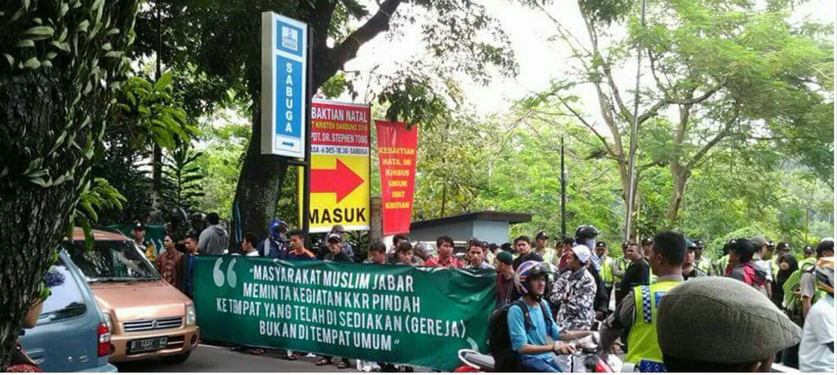 Jadi agama lain tidak boleh di "tempat umum" nih?
Lalu Monas kemarin itu tempat apa?