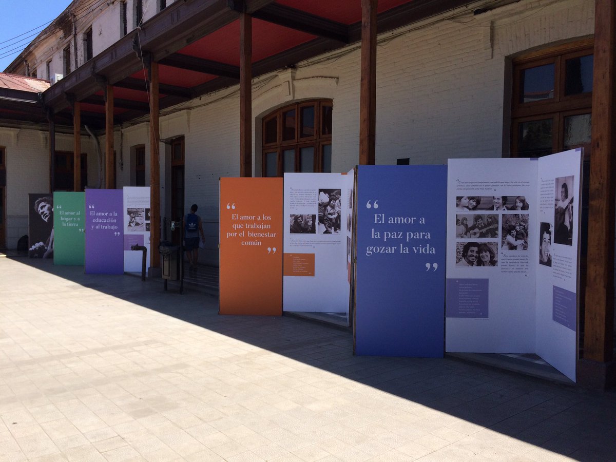 extensionusach's tweet photo. Hoy recordamos a Víctor con la Expo "Victor Jara, el mundo gira y crea porque existe el amor" de @FundVictorJara. Canta Coro U. de Santiago https://t.co/CO0JHC8heV