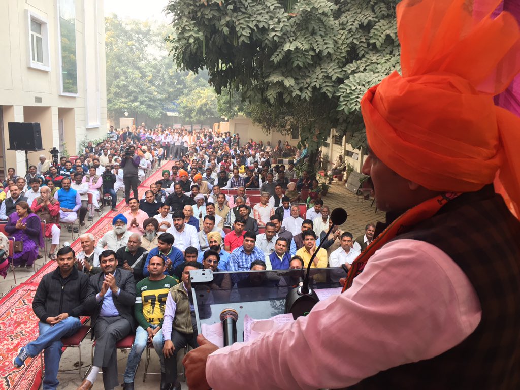 ManojTiwariMP's tweet photo. आज Cashless बैंकिंग के प्रचार हित @Dr_Uditraj की लोकसभा में था.लोगों का स्नेह अपार है @narendramodi जी व बीजेपी के लिए🙏 @Gupta_vijender https://t.co/46zSVO4cXd